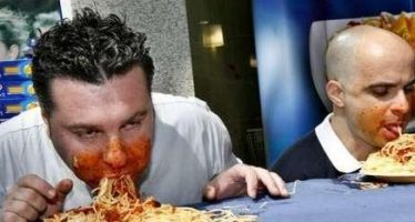 Spaghetti eten zonder handen?!