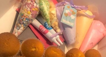 Janou Erens verkoopt cupcake-pakketten