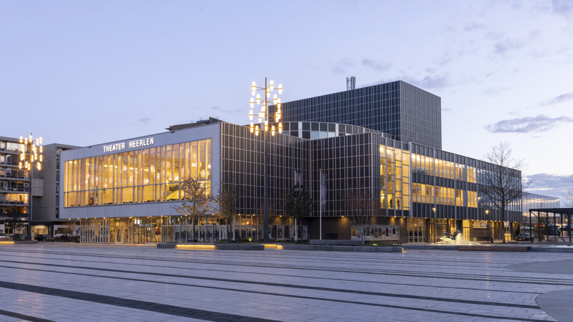 Burgemeesters Simpelveld, Kerkrade en Brunssum aanwezig bij Internationale Vrouwendag in Theater Hee