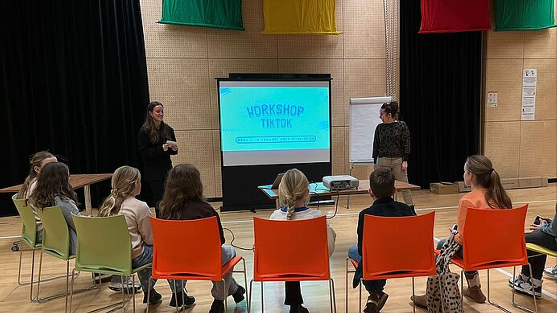 Jong talent in actie tijdens vervolgworkshop TikTok maken in Ubachsberg