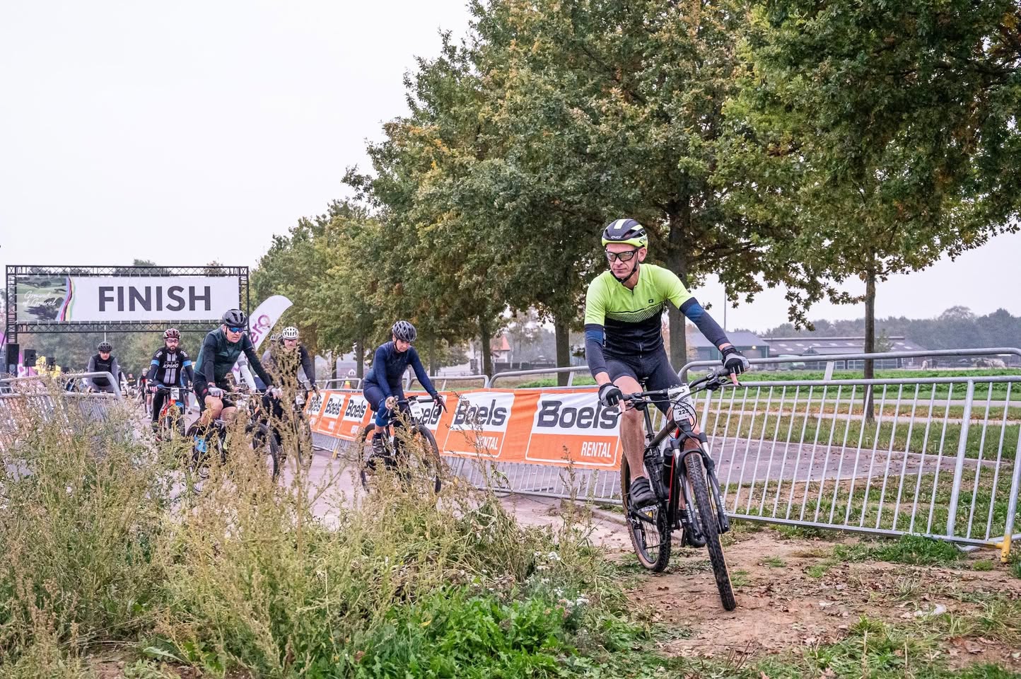 Honderden gravelrijders vertrekken vanuit Oirsbeek voor WK-toertocht