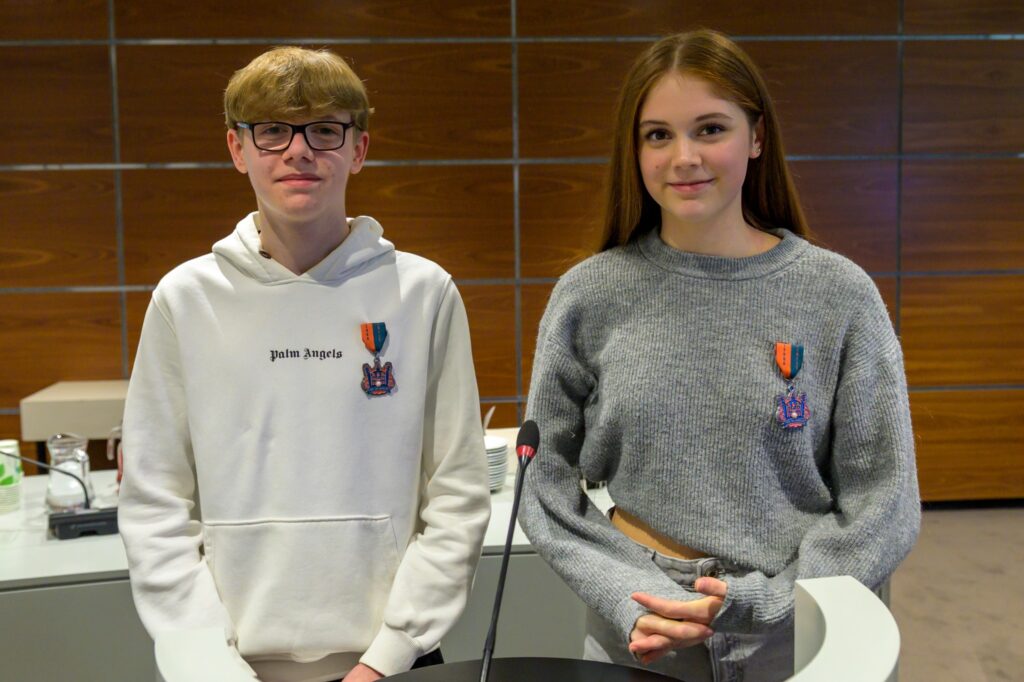 Twee Brunssumse jongeren ontvangen Jeugdlintje 2025