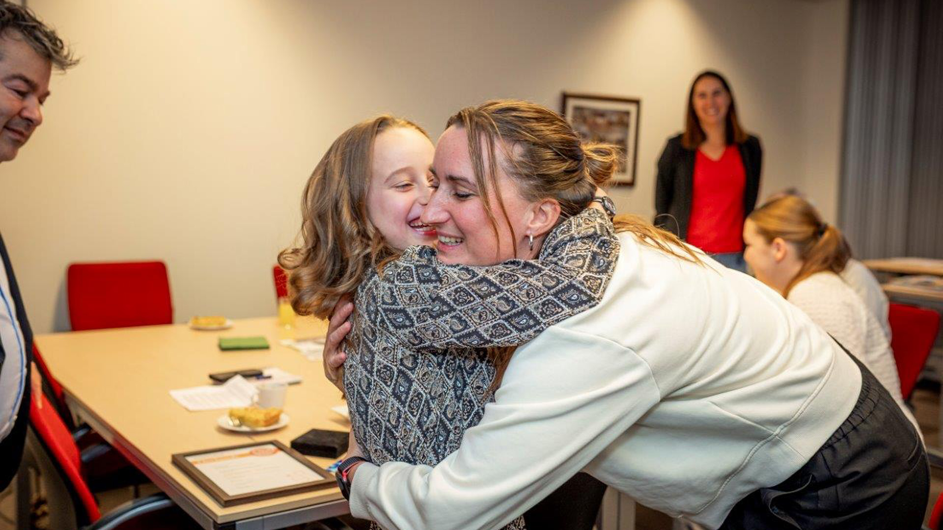 “Dit zijn voor ons de echte jeugdhelden” – Joya (9) ontvangt jeugdlintje voor inzet Kinderboeken Lee