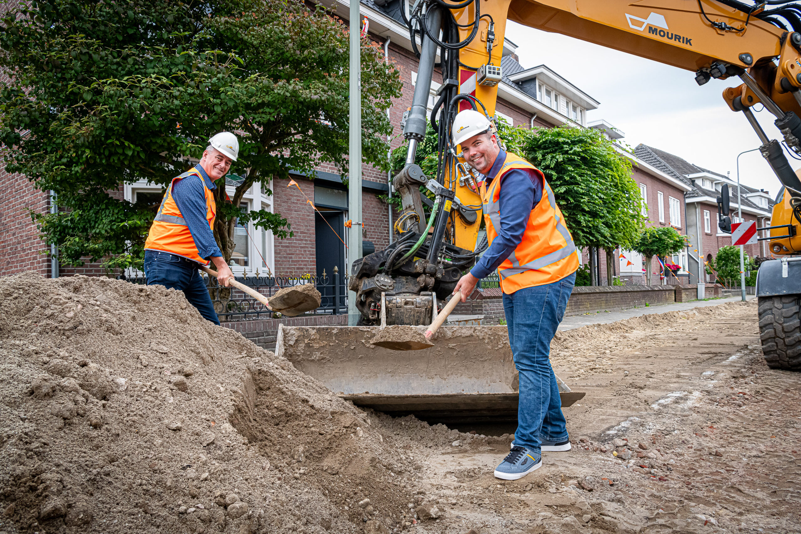 De gemeente Brunssum investeert in infrastructuur, voor verbeterde leefbaarheid, bereikbaarheid en verkeersveiligheid. Op deze foto zijn wethouders Hugo Janssen (links) en Jaimy van Dijk aan de slag bij een eerdere reconstructie, die van de Julianastraat/Wilhelminastraat.