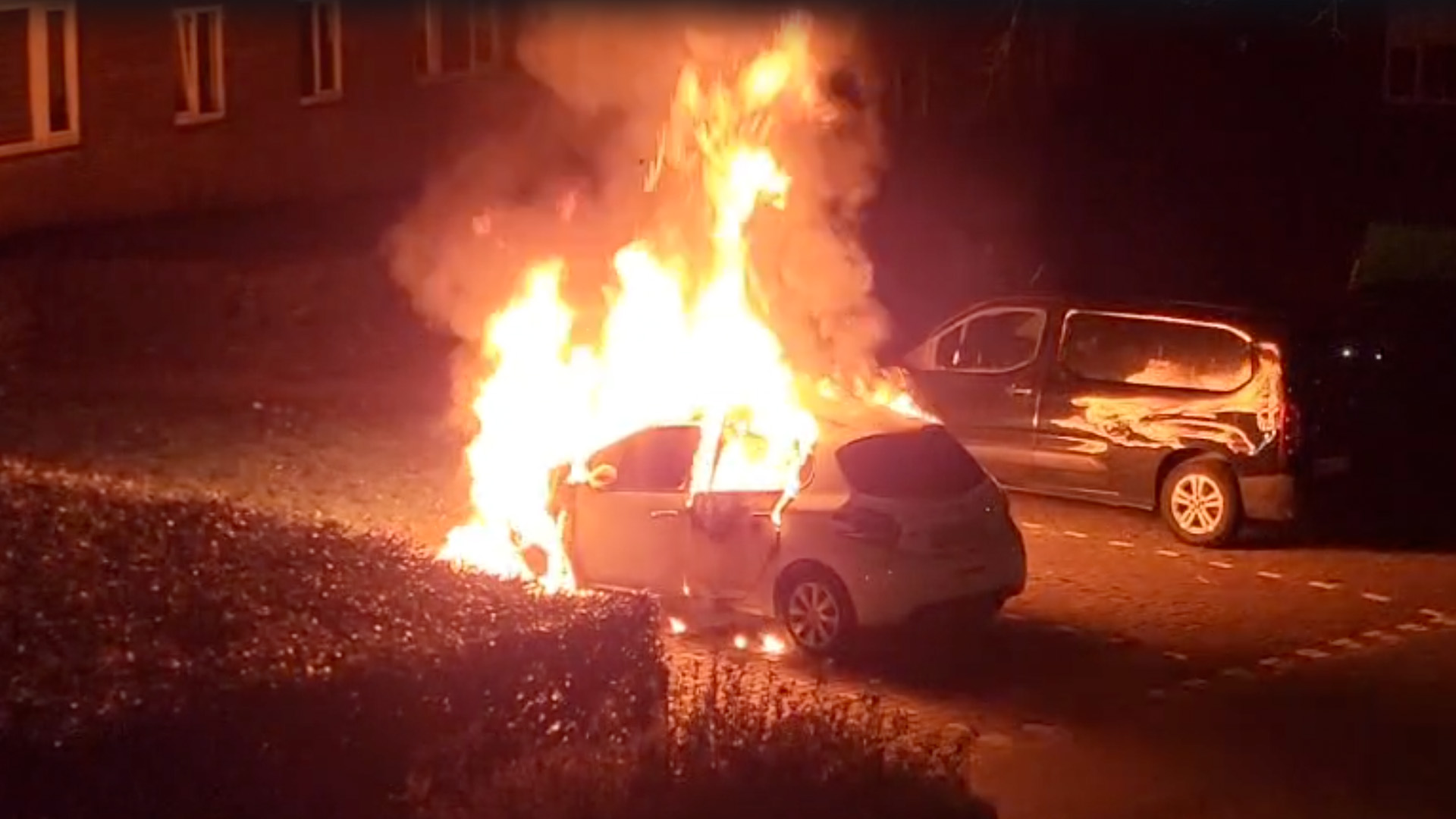 Auto in brand op oprit A79 bij Valkenburg