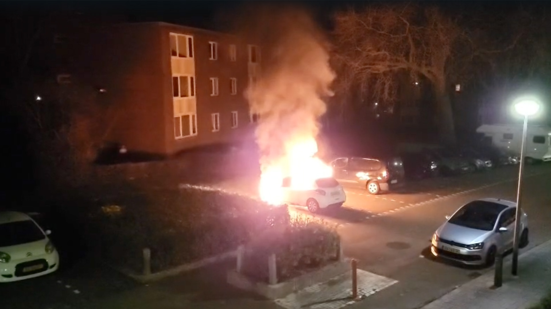 Hevige autobrand aan de Regentessestraat in Brunssum ''Er zou sprake zijn van brandstichting''