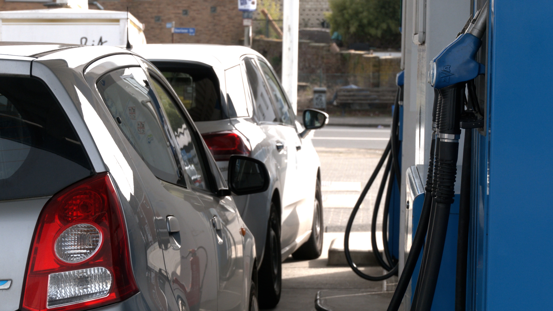 Tanken aan de grens van Parkstad fors duurder