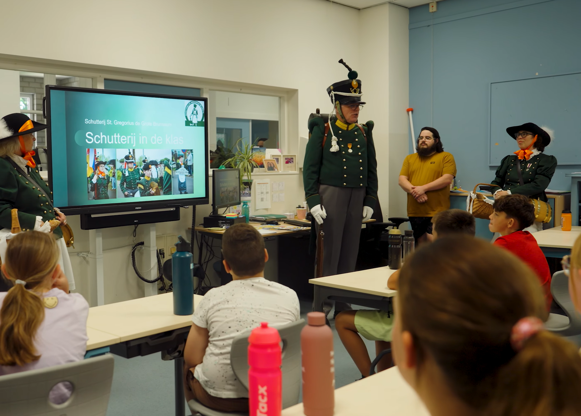 Schutterij Sint Gregorius brengt eeuwenoude traditie naar basisschool in Brunssum
